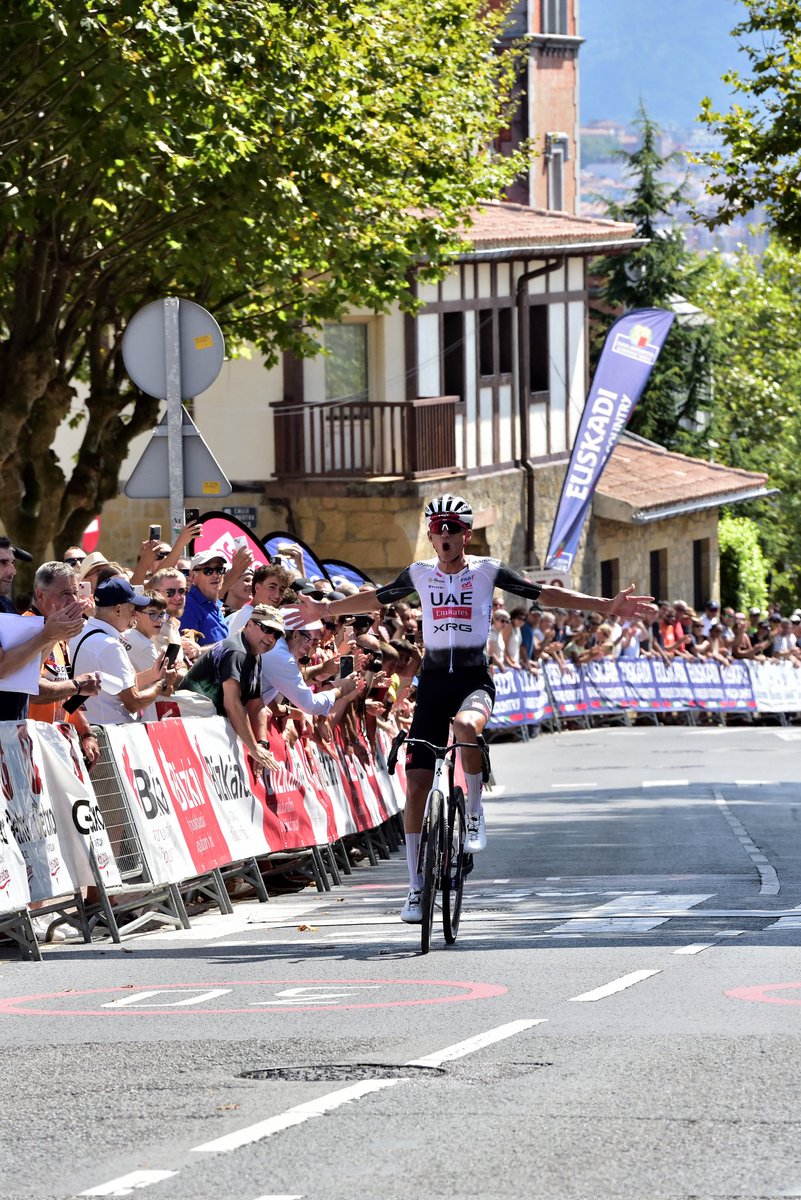 CircuitoGetxo's tweet image. Isaac del Toro, Getxon jaun ta jabe!

@ISAACDELTOROx1 domina en Getxo tras un buen control del @TeamEmiratesUAE durante todo el día y un buen cambio de ritmo en la segunda pasada a Pike Bidea.

Espectáculo y ambiente inmejorable hoy en @GetxoUdala 

#80GZ #80CircuitoGetxo