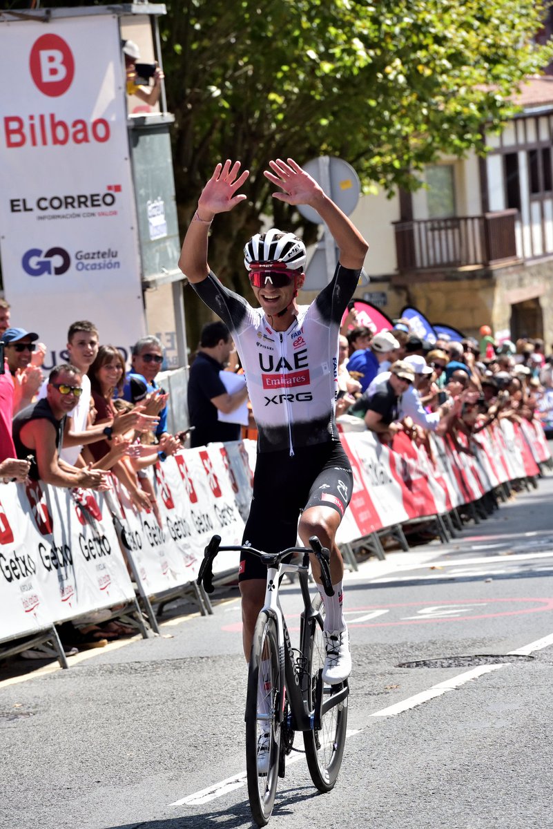 CircuitoGetxo's tweet image. Isaac del Toro, Getxon jaun ta jabe!

@ISAACDELTOROx1 domina en Getxo tras un buen control del @TeamEmiratesUAE durante todo el día y un buen cambio de ritmo en la segunda pasada a Pike Bidea.

Espectáculo y ambiente inmejorable hoy en @GetxoUdala 

#80GZ #80CircuitoGetxo