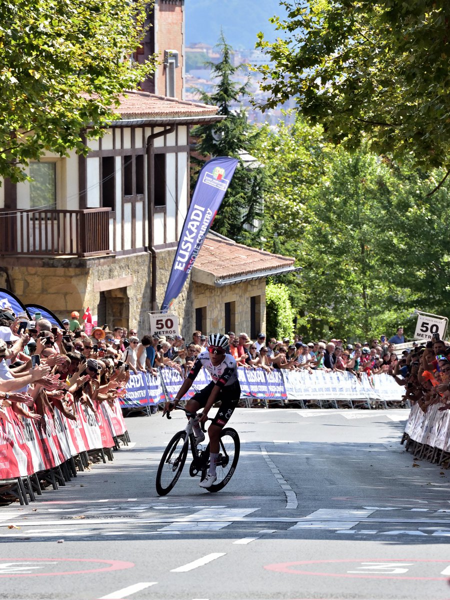 CircuitoGetxo's tweet image. Isaac del Toro, Getxon jaun ta jabe!

@ISAACDELTOROx1 domina en Getxo tras un buen control del @TeamEmiratesUAE durante todo el día y un buen cambio de ritmo en la segunda pasada a Pike Bidea.

Espectáculo y ambiente inmejorable hoy en @GetxoUdala 

#80GZ #80CircuitoGetxo