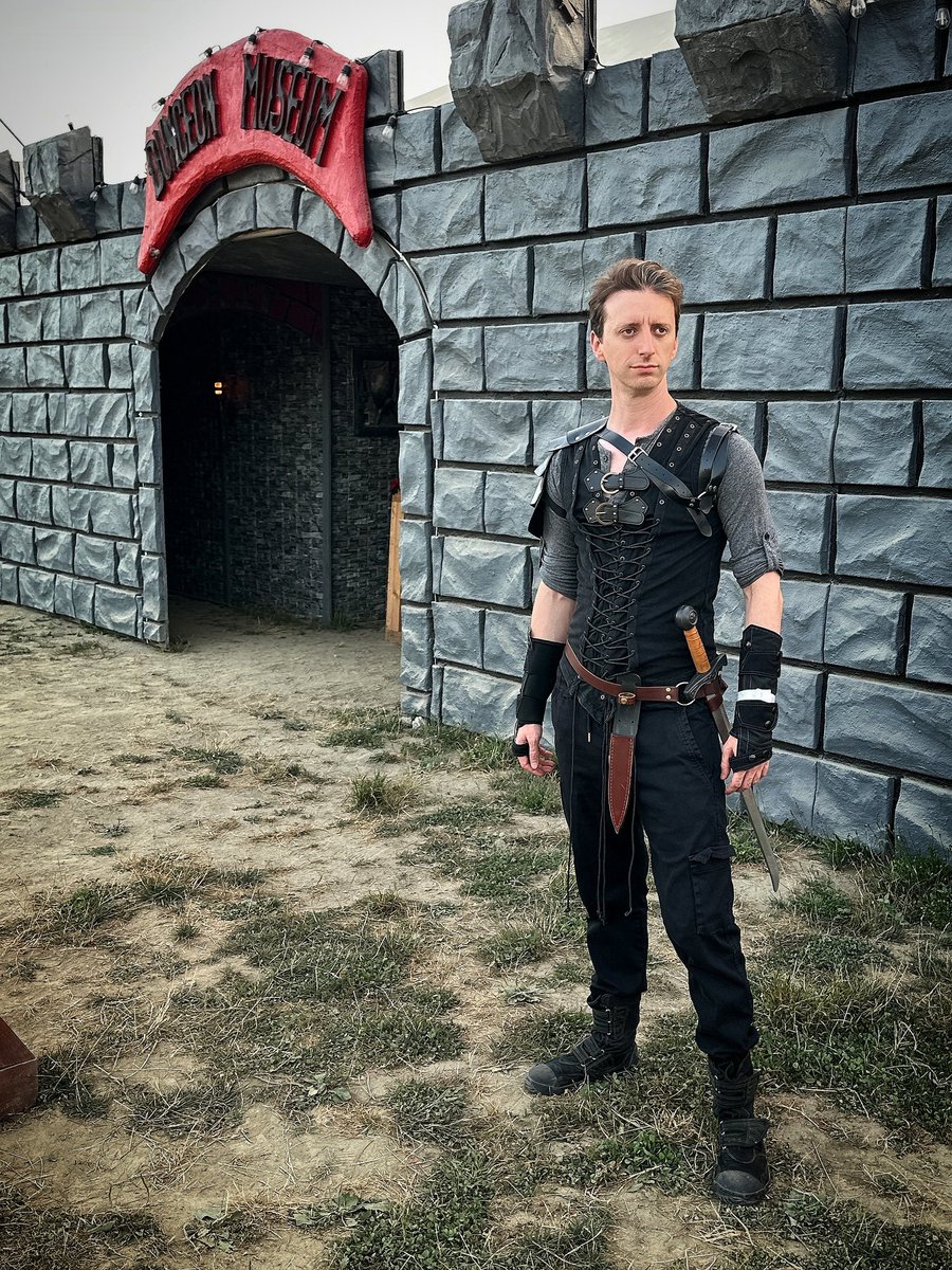 ProJared's tweet image. Went to the Ren Faire evening event. Dressed up like a rogue, drank amazing mead, saw a drag show and aerialists, belly dancers and firedancers, drank more mead and danced to rave music all night.

I also saw Waldo and at least three Clair Obscur costumes.