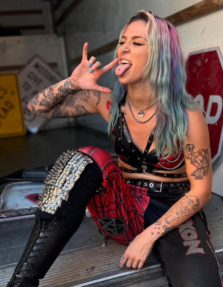 Charmander ↯ Not@NixonNewell tweet media