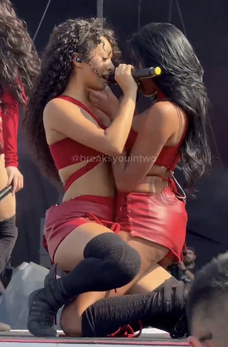 larasfvrite's tweet photo. so she's also in between lara's thighs?....what am I even explaining at this point 

#KATSPALOOZA 
#KATSEYEATLOLLA
#KATSE https://t.co/Z8lSZE7MLH