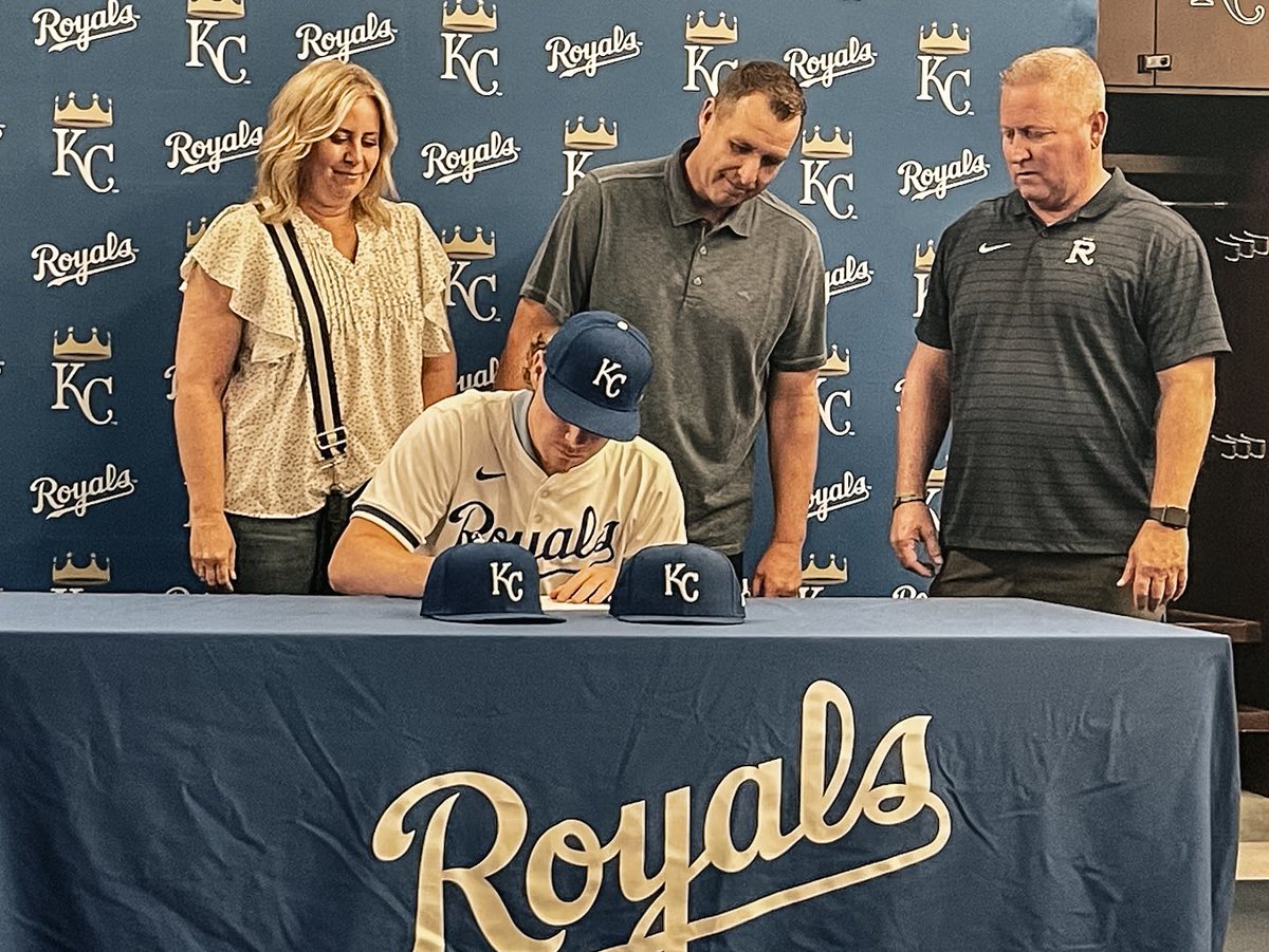 jasonjimenez54's tweet photo. God had a plan. The baby blue has been present in youth ball, scout ball, and now pro ball. So many that have had an impact on his journey. Mike, Kenny, Carly, Belotti, Buddy, Rob, Dan, Dor, Jake, Marty, Zach, DJ, and Hobbs, thank you! Go be great, Ballgame…👑 https://t.co/CUIvCqb0jw