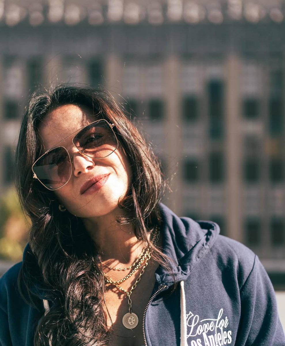 📸 | “CONTINUE AMANDO LOS ANGELES. Vestindo meu coração na manga —literalmente. Cada moletom apoia famílias afetadas pelos incêndios de janeiro.” — Lana Parrilla em nova atualização no Instagram da Keep It Regal. 💛