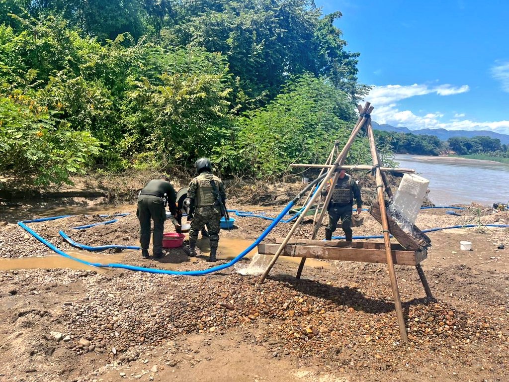 Fuerzas Militares de Colombia (@fuerzasmilcol) on Twitter photo #ContundenciaOperacional | Capturadas cinco personas por explotación ilegal de oro en operaciones adelantadas por nuestras tropas de <a href="/COL_EJERCITO/">Ejército Nacional de Colombia</a> y <a href="/FuerzaAereaCol/">Fuerza Aeroespacial Colombiana</a> con apoyo de <a href="/cortolima/">Cortolima</a> en
zona rural del municipio de Suárez, #Tolima.
Se estima que producto de esta actividad #ContundenciaOperacional | Capturadas cinco personas por explotación ilegal de oro en operaciones adelantadas por nuestras tropas de <a href="/COL_EJERCITO/">Ejército Nacional de Colombia</a> y <a href="/FuerzaAereaCol/">Fuerza Aeroespacial Colombiana</a> con apoyo de <a href="/cortolima/">Cortolima</a> en
zona rural del municipio de Suárez, #Tolima.
Se estima que producto de esta actividad