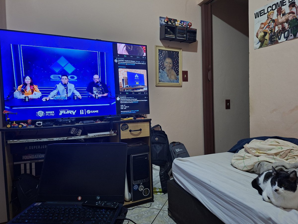 FGC Watcher: Viúvo de #KOFXI (@fgcwatcher) on Twitter photo Inspirado na foto da Anna, temos a Baby acompanhando o trabalho da <a href="/carolthequeen_/">CarolTheQueen</a>, do <a href="/Alemeras_/">Alemeras #ffcotw</a> e do <a href="/arielsis/">Ariel Combo</a> na EVO 2025!
#warnernaevo Inspirado na foto da Anna, temos a Baby acompanhando o trabalho da <a href="/carolthequeen_/">CarolTheQueen</a>, do <a href="/Alemeras_/">Alemeras #ffcotw</a> e do <a href="/arielsis/">Ariel Combo</a> na EVO 2025!
#warnernaevo