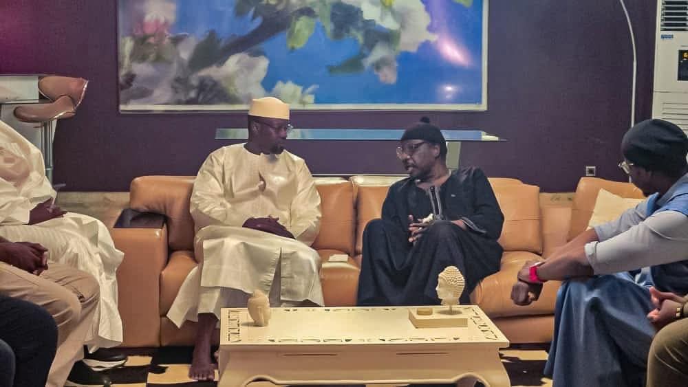 A la suite de la visite du Président de la République, le Premier Ministre Ousmane SONKO s'est lui aussi rendu chez Serigne Moustapha SY Al Maktoum ce dimanche 03 août 2025. 

Il a profité de l'occasion pour lui présenter, à son tour, ses condoléances suite au rappel à Dieu de