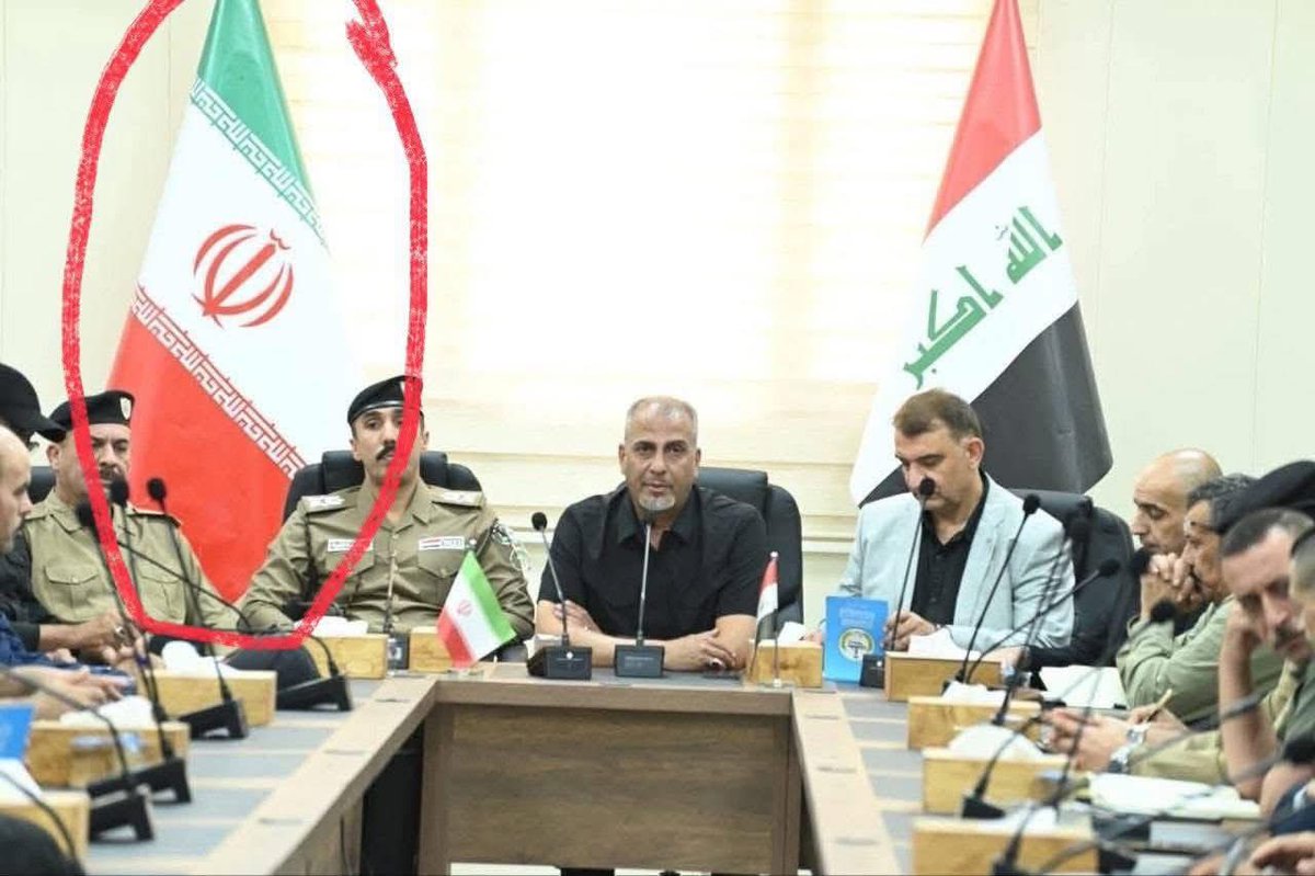 قائد شرطة واسط يضع العلم الإيراني خلفه اثناء الإجتماع، زين قائد الشرطة ذيل او مطي او جامع الصفتين معا , لكن انتو الكاعدين شنو طليان؟ لو عاجبكم الوضع؟
#لا_يا_هتلية