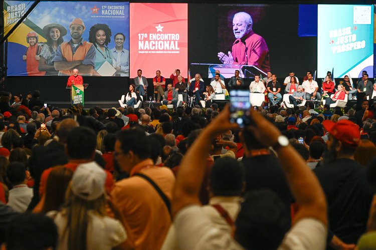 PTnaCamara's tweet photo. A BANDEIRA DO BRASIL NÃO É A DOS EUA: @LulaOficial frisa importância de se resgatar a civilidade e o verdadeiro patriotismo no Brasil. Ele criticou duramente os bolsonaristas, que têm apoiado, de forma submissa e antinacional, as sanções econômicas dos EUA contra o Brasil, ameaçando milhares de empregos de trabalhadores brasileiros. Lula reiterou que a soberania do Brasil é inegociável.

https://t.co/pfOwXK7NeQ