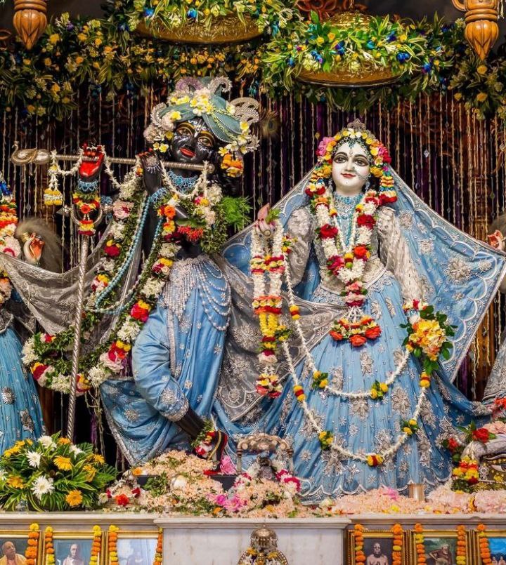 पलकें झुकें और नमन हो जाए,
मस्तक झुके और बंदन हो जाए,
ऐसी नजर कहाँ से लाऊँ मेरे कान्हा
कि आपको याद करूँ और दर्शन हो जाए.... 🌸🌸🌸🌸🌸🌸

राधे राधे 🧖 🌸🌸🌸