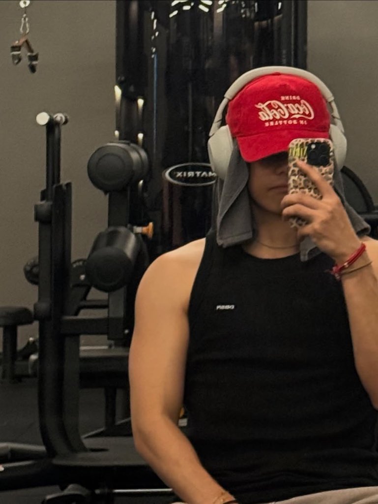 dilf taehyung tweet media