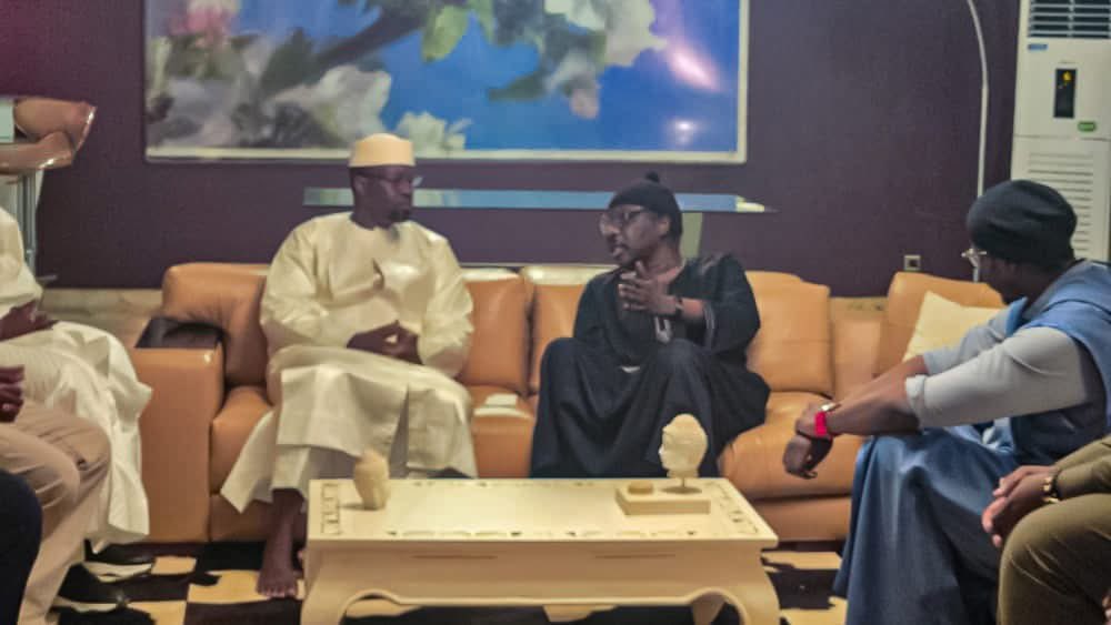 À la suite de la visite du PR,le PM Ousmane SONKO s'est lui aussi rendu chez Cheikh Moustapha SY Al Maktoum. Il a profité de l'occasion pour lui présenter,à son tour,ses condoléances suite au rappel à Dieu de Sokhna Fatou Kiné SY. ❤️🇸🇳.