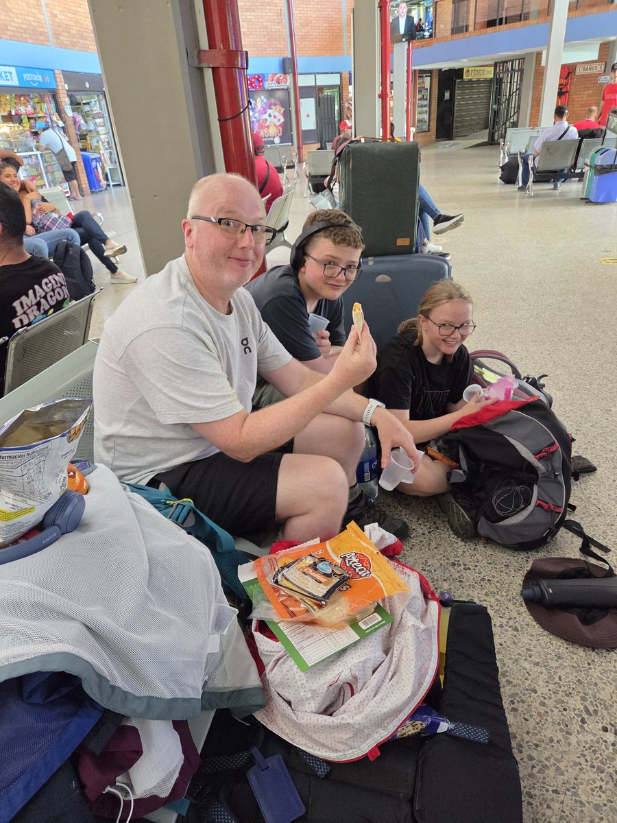 From a beautiful setting to the bus station, with impromptu plastic cheese and salami wraps, a nearly 3 hr delay and instead of a 3.5hr ride we won't get in until 11pmish #colombiantravel