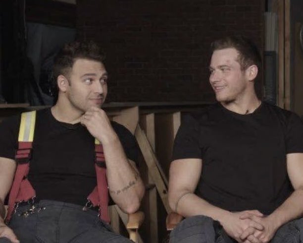 pls i’m so tired.. just let them kiss already😔