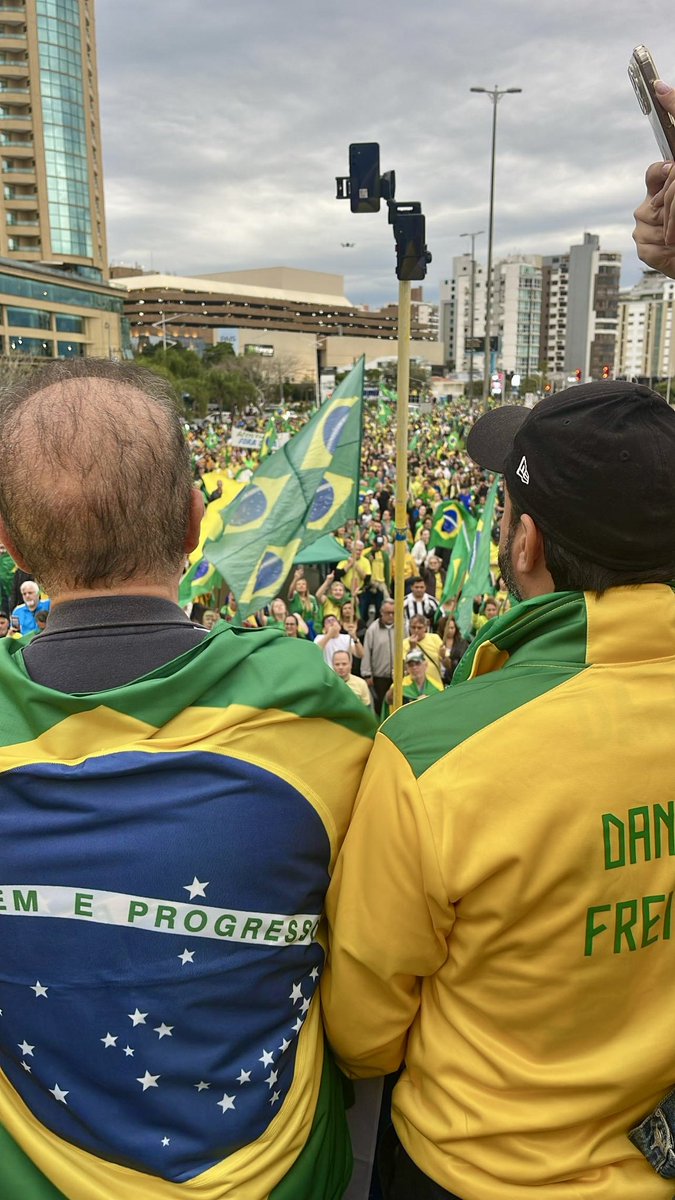 O governador de Santa Catarina <a href="/jorginhomello/">Jorginho Mello</a> veio pra rua conosco, lado a lado, e também se manifestou contra a tirania.

Que orgulho do senhor, governador. Jamais esqueceremos da sua hombridade.