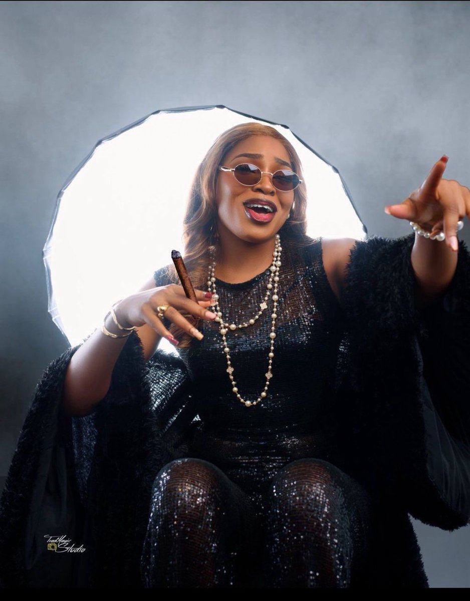 New Head Of House Thelma stirs things up as she picks Kayikunmi as her guest in the HOH lounge.