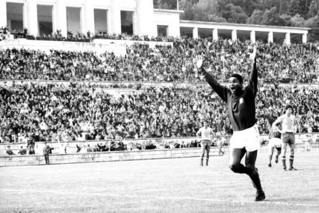Imagem do Estádio Nacional e de um dos nossos desportistas mais conhecido, Eusébio. Falam tanto do racismo nos dias de hoje, naquele tempo não havia esse estigma inventado pela cambada abrileira.