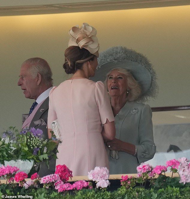 RobinLynnKing2's tweet image. #PeterPhillips Looks very Happy  with his wife to be #KingCharlesIII  and #QueenCamilla