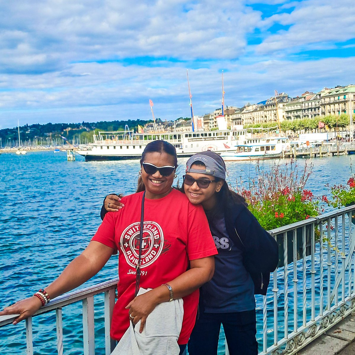 3 persons, 1 face! #FAMILY .... nothing beats reminding these two how annoying I can be!🕺🇯🇲🇨🇭 #Jamaicans #SwissAdventures #Vibes