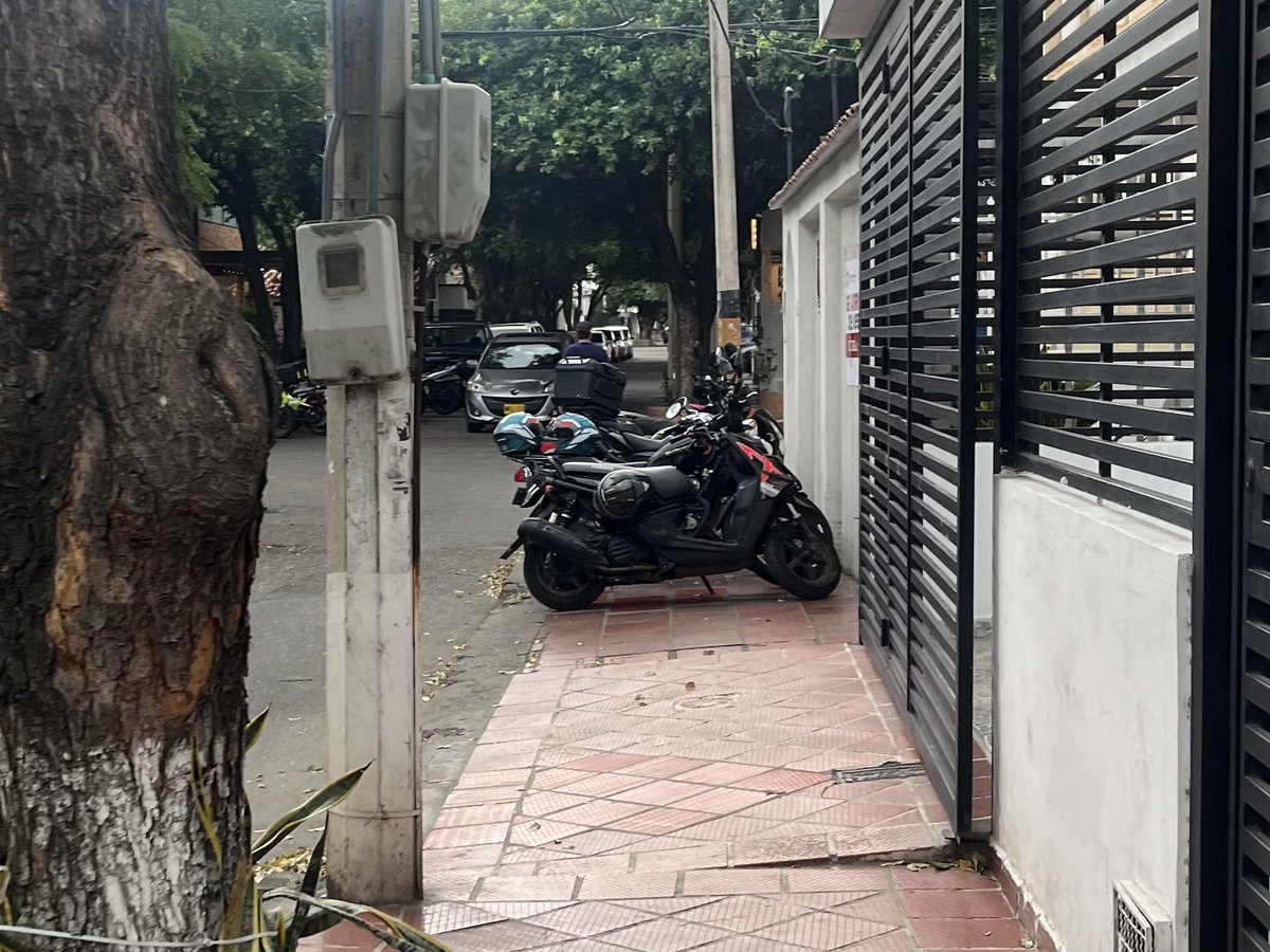 “Si quiere hacer lo que quiera, váyase para Cúcuta”, al parecer el espacio público en el barrio Colsag tiene dueño, se apropian de vías y andenes, y van parqueando donde se les antoja. ¿La <a href="/setracucuta/">Setra Cúcuta</a> realiza algún control a esto? <a href="/SoyRaad/">Alvaro Andres Raad</a> <a href="/AlcaldiaCucuta/">Alcaldía de Cúcuta</a>