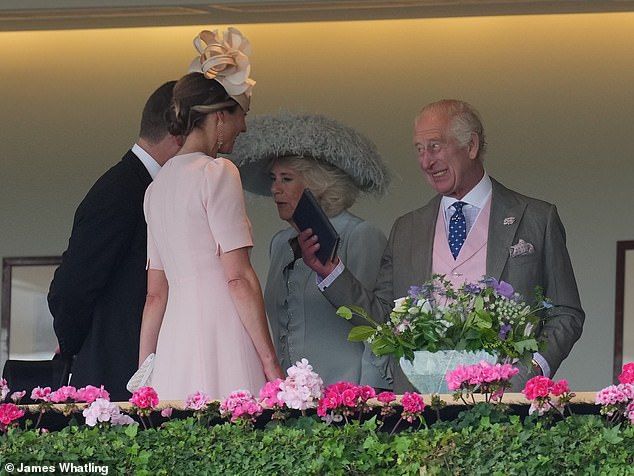 RobinLynnKing2's tweet image. #PeterPhillips Looks very Happy  with his wife to be #KingCharlesIII  and #QueenCamilla