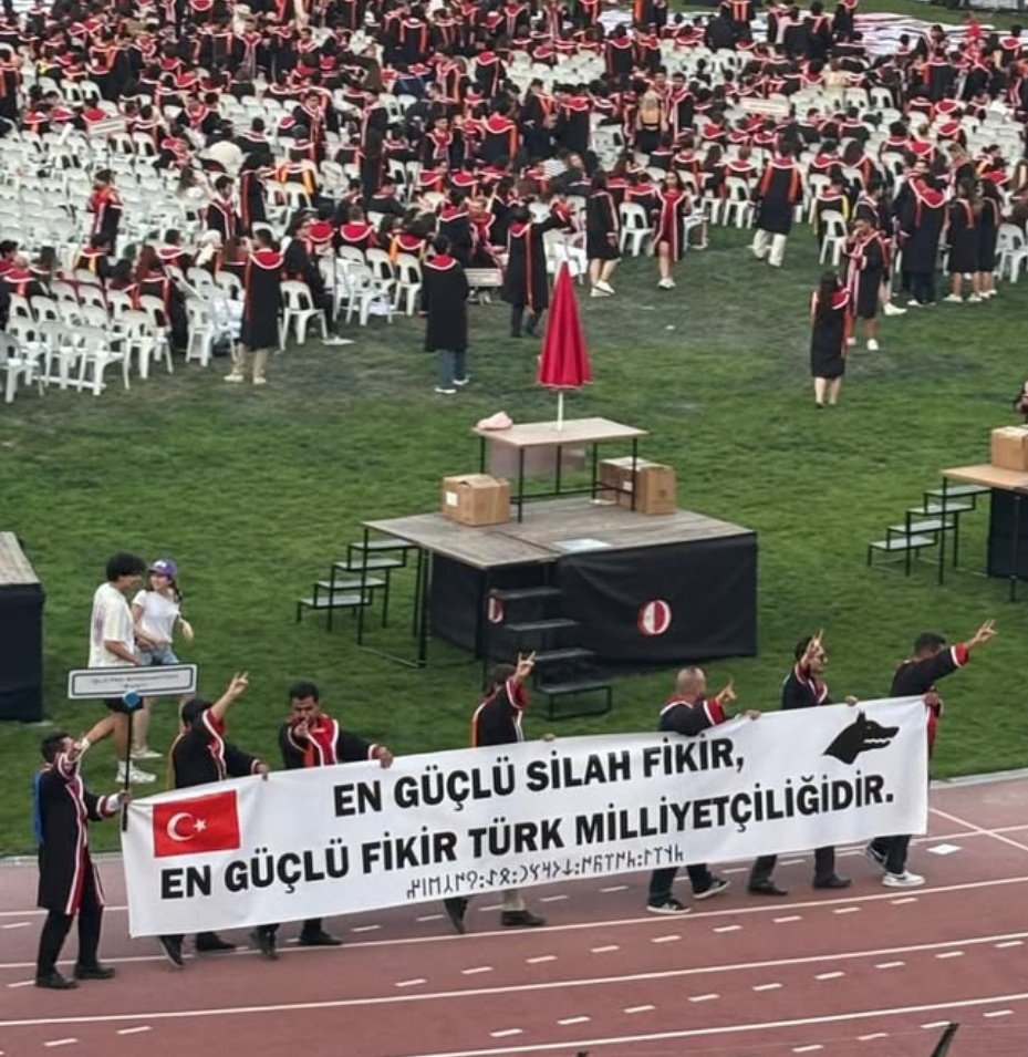 ODTÜ'lü gençlerin açtığı pankart.