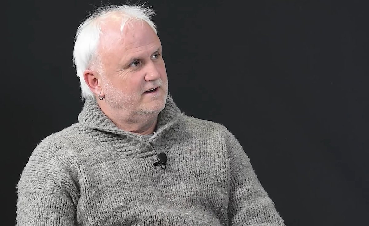 Roberto Artiagoitia, "El Rumpí" entrega un análisis sobre los candidatos presidenciales.
"Káiser: un tipo con un mensaje radical, misógino. Bastante tonto en sus brutalidades.
Matthei, con un mensaje Vacío, sin alma, contradictorio y vacilante.
Kast me parece poco convocante,