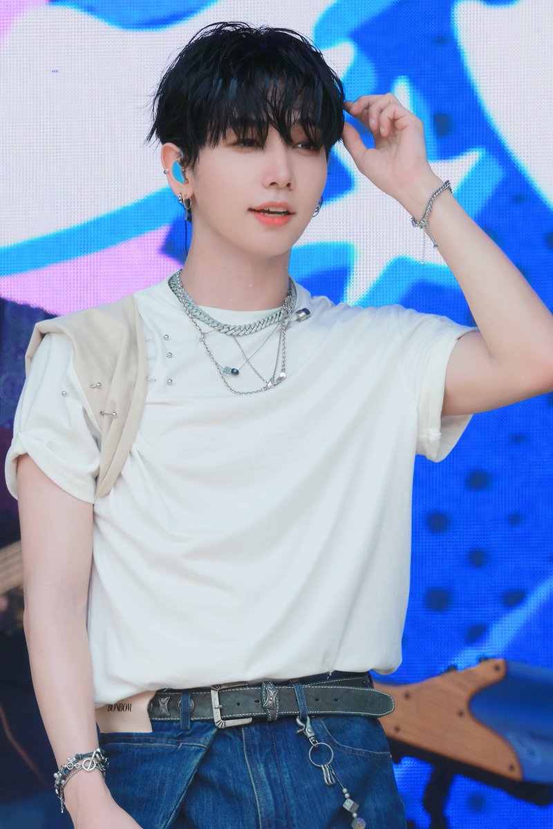 𝙨𝙤𝙢𝙚𝙩𝙝𝙞𝙣𝙜. tweet media