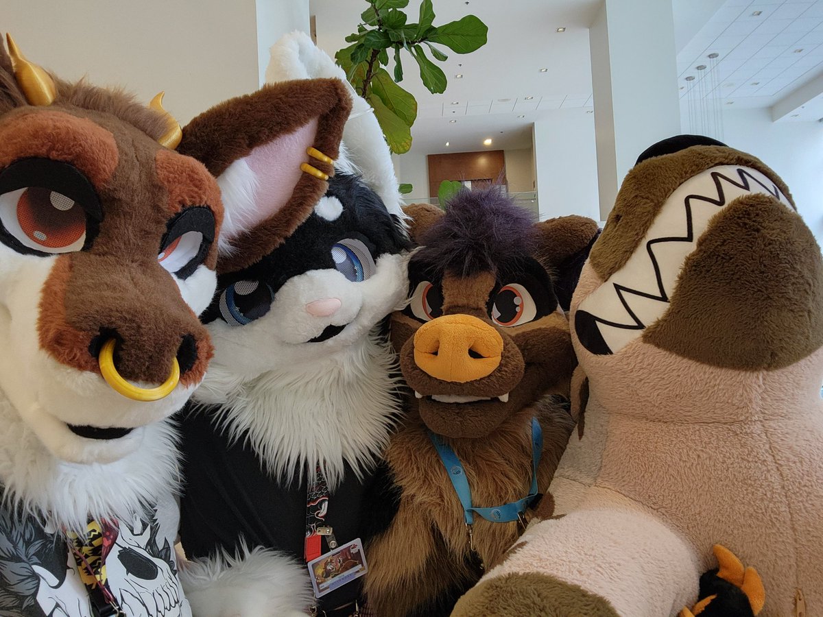#canfur2025 was definitely a smaller con and we had to leave Sunday, but still had a lot of fun!

<a href="/VaneSfw/">Vane</a> 
<a href="/steve_sleeping/">Sleeping Steve</a>