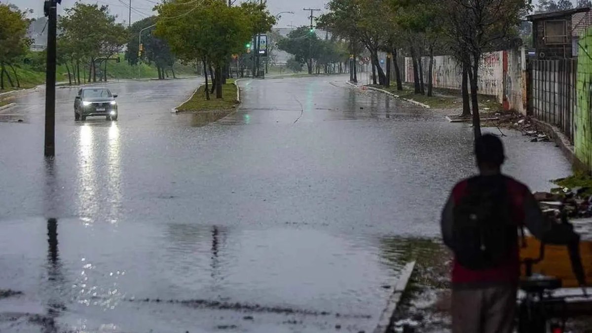🔴 ALERTA | Chuva passa de 100 mm no Rio Grande do Sul, volta a ganhar força nesta segunda e será localmente forte com raios e risco de granizo. Leia a previsão e saiba em mapas onde deve chover mais durante a segunda. ▶️ metsul.com/chuva-passa-de…