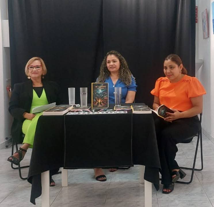 CinthyaMaldon's tweet photo. Agradecemos de manera especial a : Sonia Garcia, directora de la Bibliomusicineteca y a  Aida Jimenez, gestora Cultural de la Bibliomusicineteca, quienes nos mostraron su apoyo en todo momento. 

Seguimos compartiendo la cultura hondureña de manera comprometida y organizada. https://t.co/YnZuQsioiu