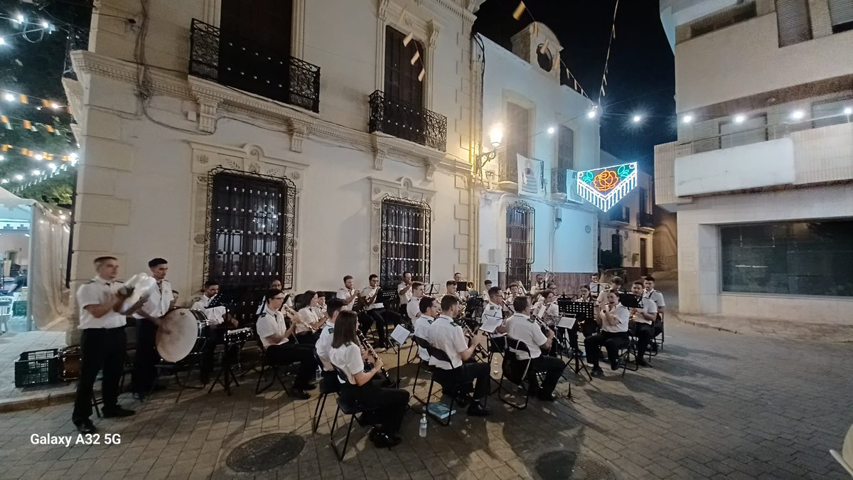 BMHuecijaAlicun's tweet photo. Y así ha transcurrido esta calurosa tarde en Terque donde hemos puesto nuestros sones musicales en las fiestas de verano en honor a Santiago Apóstol 🎶
Muchas gracias al ayuntamiento por seguir contando con nosotros! 👏🏻

#BMHA2025 #bandasalmeria https://t.co/XN6d9xFMwE