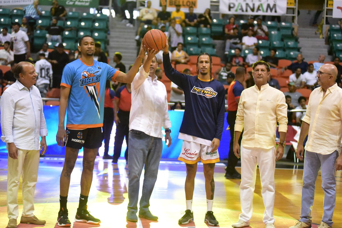 William Aish 🇩🇴 (@williamaish) on Twitter photo Guido Gómez Mazara, presidente de indotel, en el lance de honor en el tercer partido de la final de <a href="/lnbrd/">#LaSuperLiga</a> entre Titanes y Metros. 2-0 los del SC. Guido Gómez Mazara, presidente de indotel, en el lance de honor en el tercer partido de la final de <a href="/lnbrd/">#LaSuperLiga</a> entre Titanes y Metros. 2-0 los del SC.