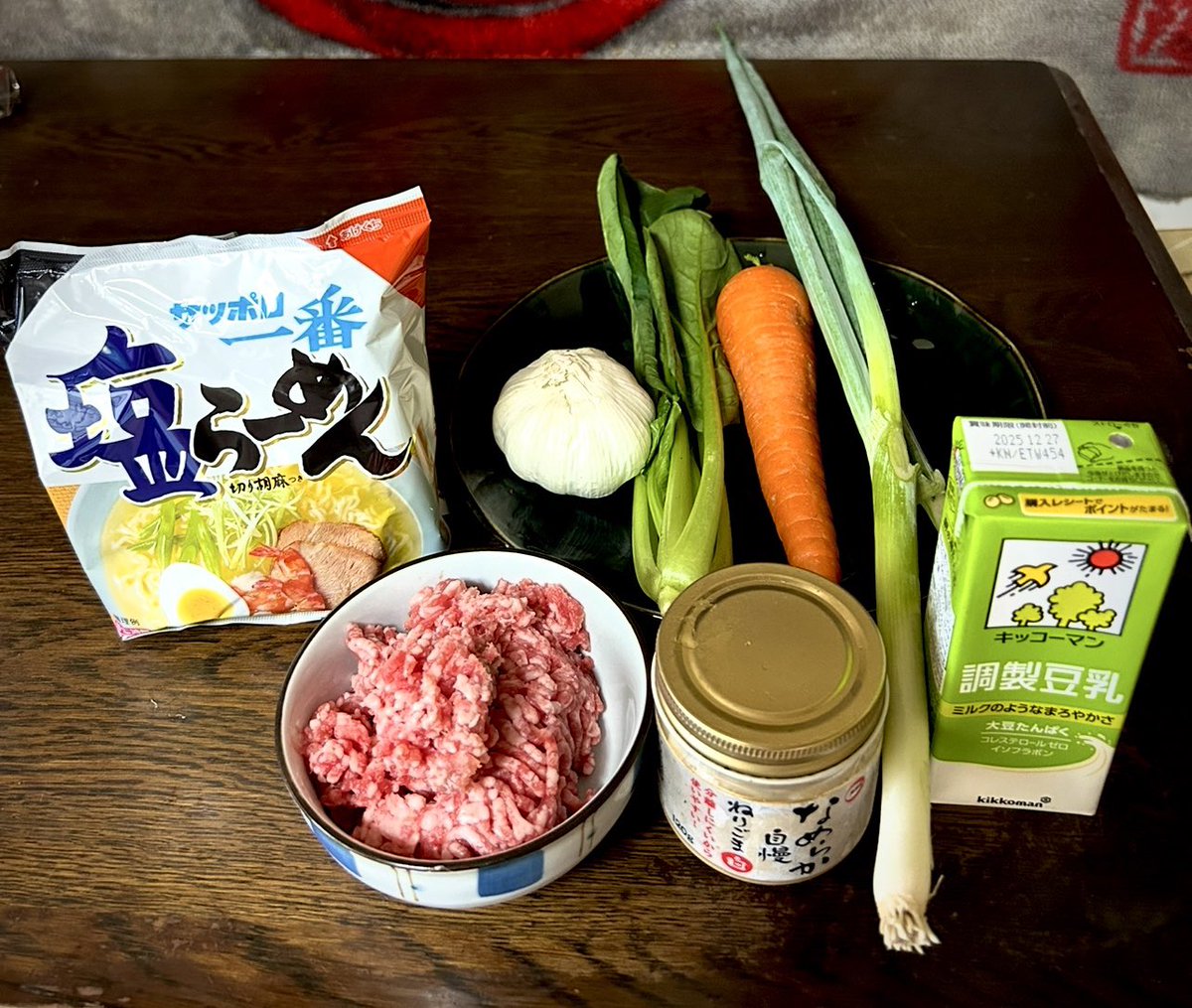 『サッポロ 一番 塩らーめん』で作るアレンジ麺 Part 8
【我流 担々麺】ごま油で挽肉を炒め刻んだ大蒜と人参を加え甜麺醤 豆板醤 麺ツユで味を付け水溶き片栗粉で少しトロミをつけます
水300ccを沸騰させ麺を湯掻き 豆乳 ねりゴマ 付属のスープの素で 味を整え 丼に盛り付け 辣油を垂らせば完成です~👋