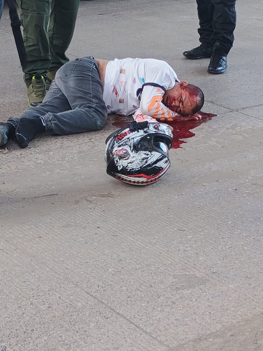 En la bandera, un motociclista salió volando del puente hacia la López, la motocicleta quedó arriba del puente y el chavo tirado sobre la López, se está desangrando del impacto en la cabeza. #Tultitlán ⚠️ Aún se movía el chavo.

Venía de Buenavista por si alguien lo conoce.