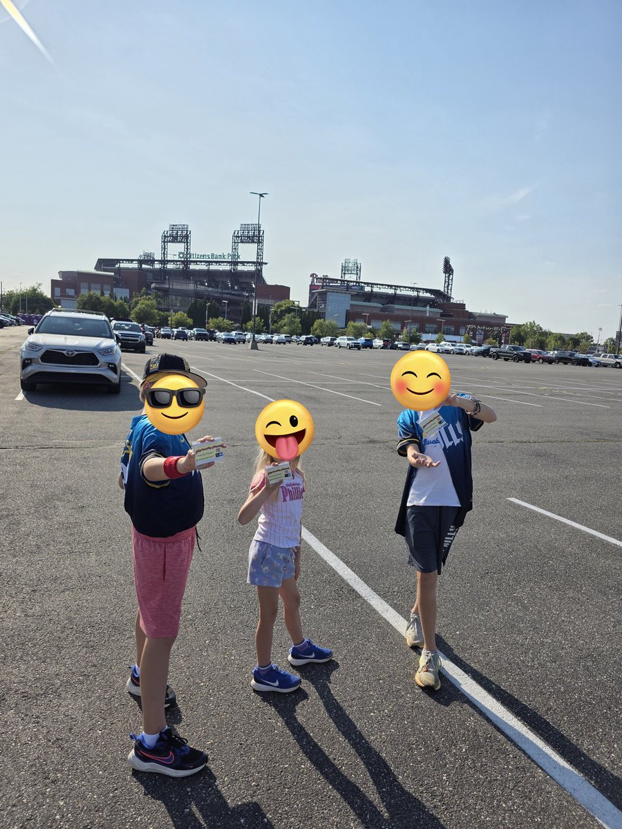 WE'RE BACK!!! <a href="/PhriendlyPhoes/">Friendly Foes</a> is back at <a href="/PhilliesCBP/">Citizens Bank Park</a> handing out Card packs to <a href="/tigers/">Detroit Tigers</a> fans! Already given out half a dozen packs. Another 10 more to go! <a href="/Phillies/">Philadelphia Phillies</a>