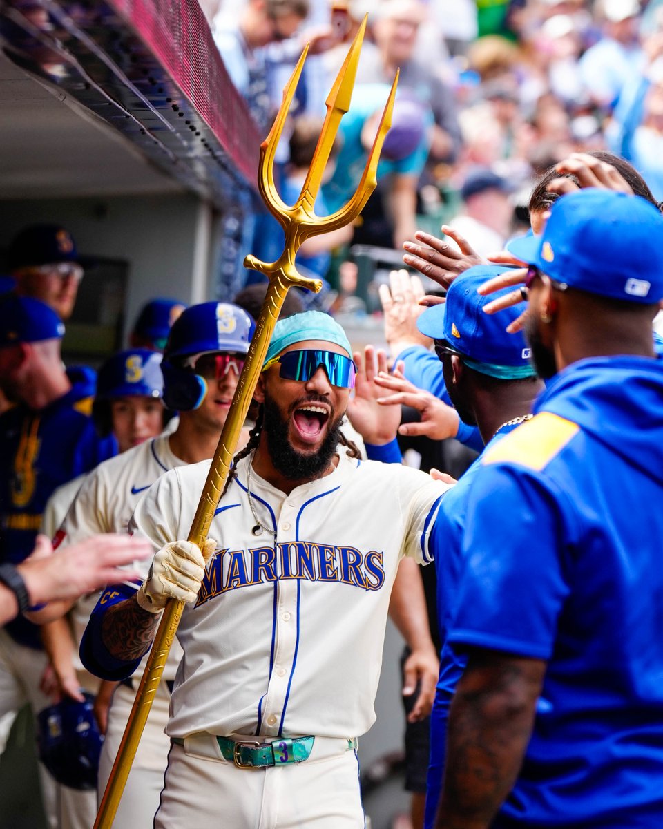 Mariners's tweet photo. Raise your hand if you're having fun 🙋‍♂️ https://t.co/Or64uE6KwO