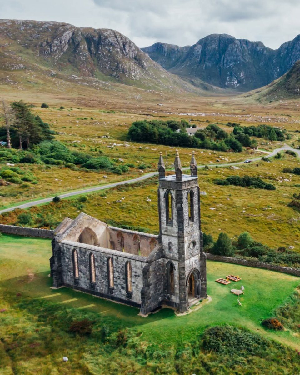 ThisIsIreland3's tweet image. When we stray from the beaten track in Ireland, we often come across beautiful surprises... like the remains of a small church, lost at the bottom of the valley ... at Poisoned Glen, Donegal, Éire 🇮🇪🏰

#Donegal #Ireland #Glen #Church