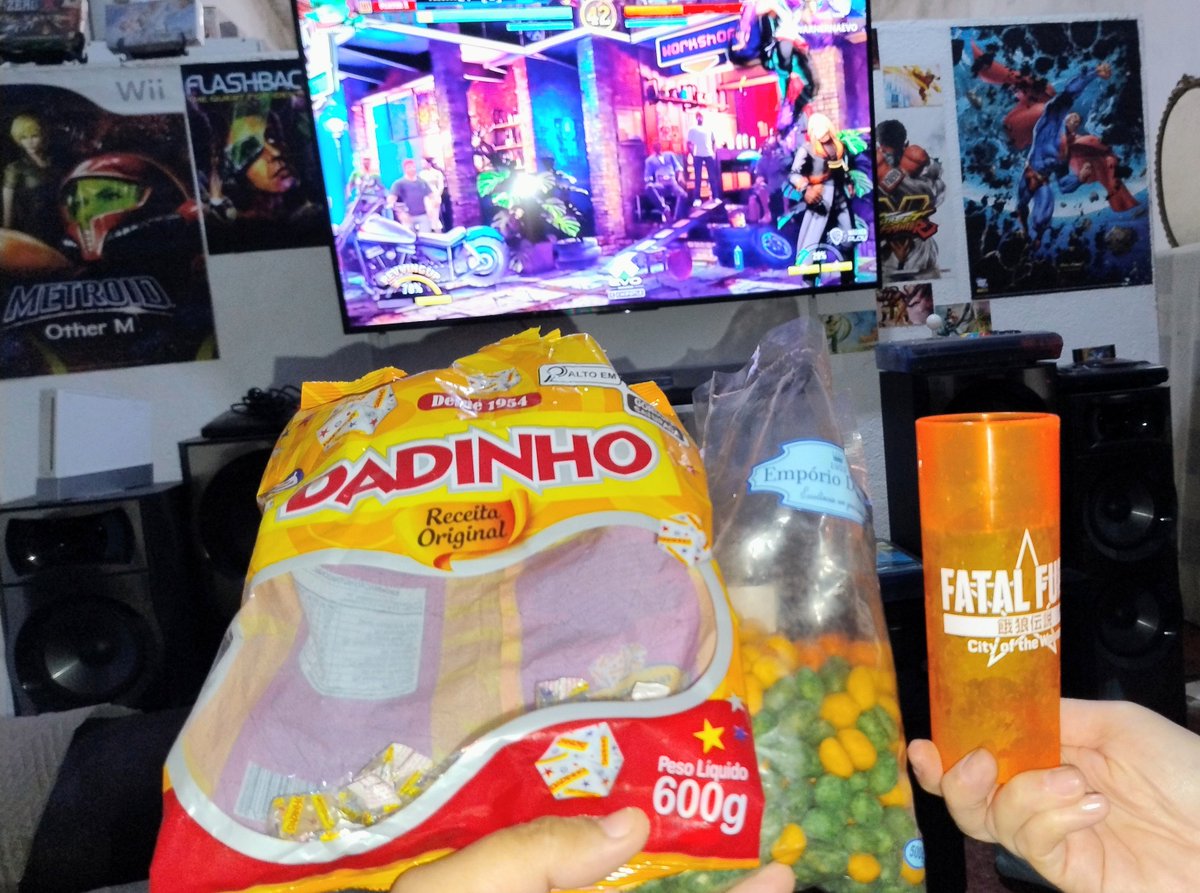 Werleck_German's tweet photo. @WarnerNaEVO Aproveitando os lanchinhos enquanto torço pro ET e vejo tbm o @Alemeras_  kkkkkk https://t.co/qTinQaKIo4