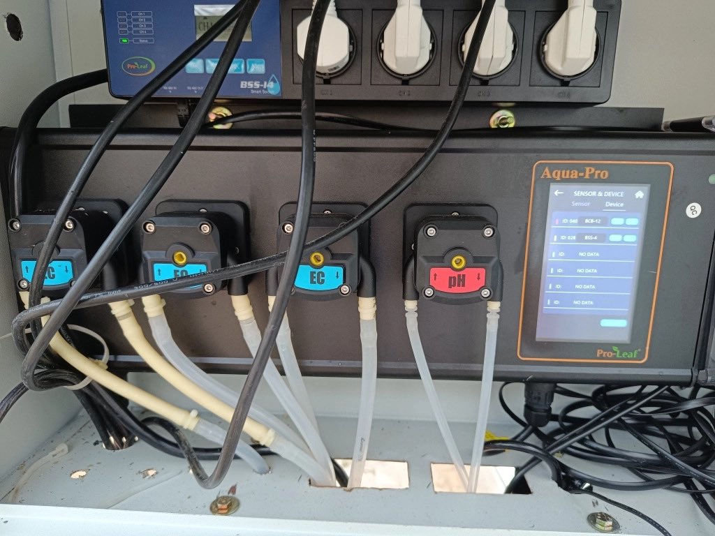 y8917319's tweet image. Aqua Pro: The ultimate tool for next-gen farming. 🌱✨ Unleash the power of precision with nutrient and irrigation management like never before. 💡 #advancedfarming #proleaf #indoorfarming