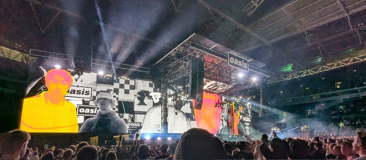 oasisロンドン公演を観た。バケットハットとアディダスの人多し