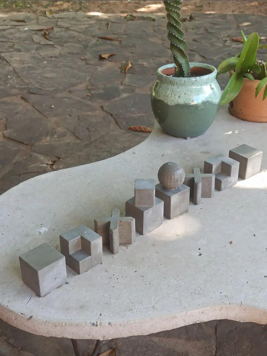 Ajedrez Bauhaus - La forma de cada pieza como abstracción de su movimiento - Prototipo de hormigón que venimos desarrollando con moldes impresos en 3D
