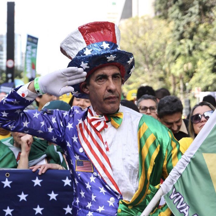 poptime's tweet photo. Bolsonaristas AGRADECEM Donald Trump por sanções CONTRA o Brasil, durante manifestação defendendo a anistia de Jair Bolsonaro. https://t.co/Bo4S9D44nP