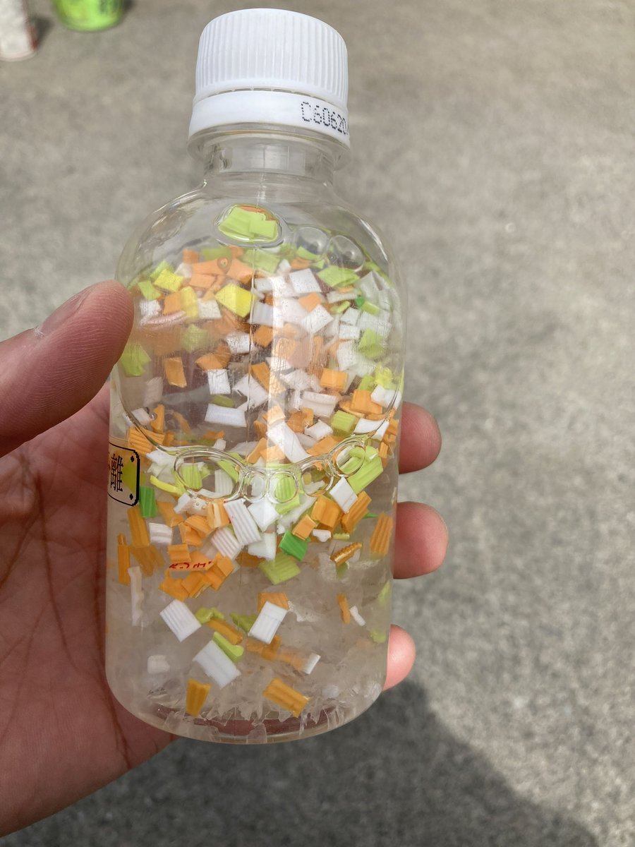 takizawa0914's tweet photo. 【今日のごみトリビア】
ペットボトルのリングは取らないでも大丈夫です！たまに綺麗に取っている方もいますが、細かく切って、水に入れるとリングの部分が浮いて、分別できるようになっています。蓋はペットボトルが潰れなくなりますので、ご協力いただけると助かります！
#ゴミ清掃員の日常 https://t.co/G7Pbfh5SCU