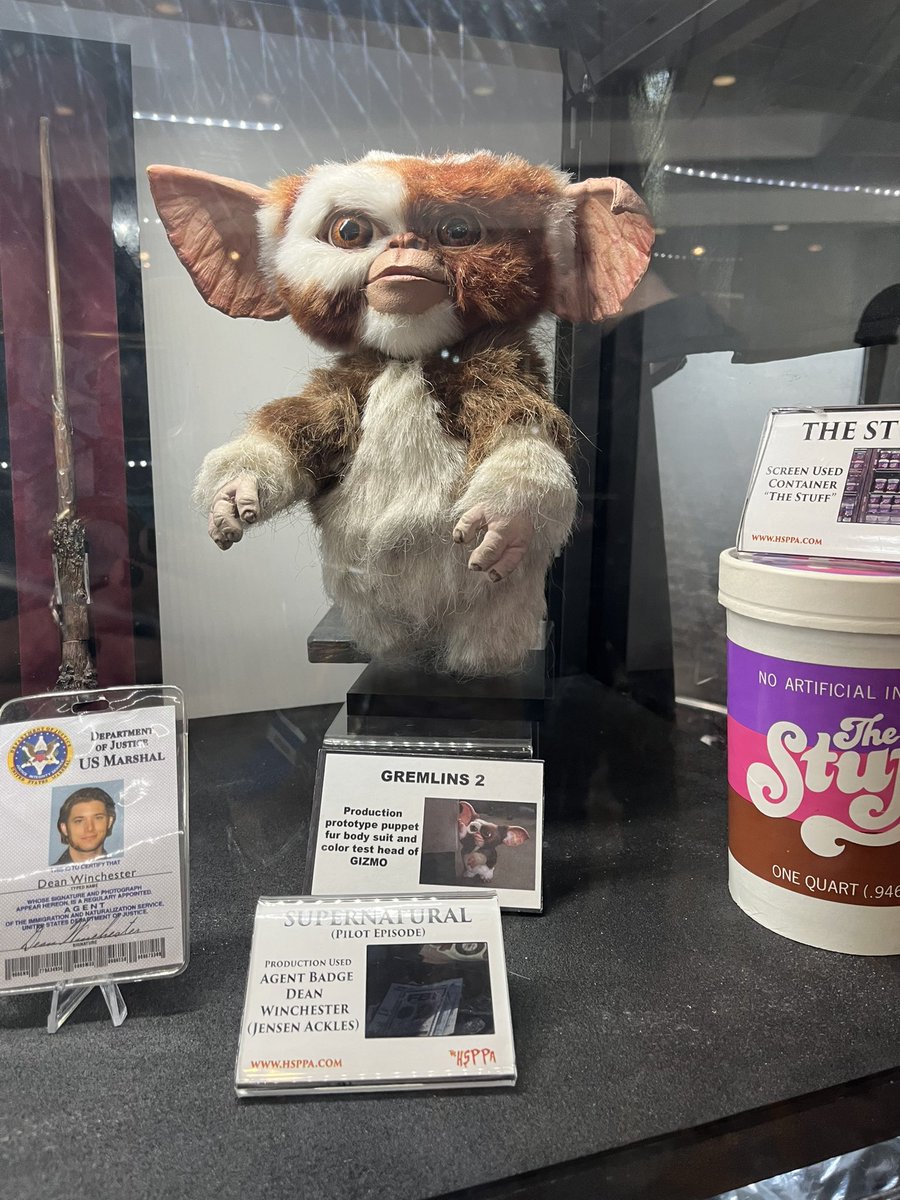 xorunnerxo's tweet photo. #flashbackweekendchicago weekend Day 3: Some props from popular movies and tv shows.
#horrormovies #movieprops #horrortvshows #tvshowsprops #horrorfan #flashbackweekend https://t.co/5StjSmEcc1