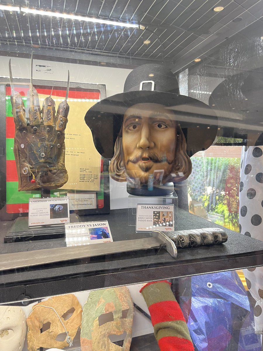 xorunnerxo's tweet photo. #flashbackweekendchicago weekend Day 3: Some props from popular movies and tv shows.
#horrormovies #movieprops #horrortvshows #tvshowsprops #horrorfan #flashbackweekend https://t.co/gCNS8cuXSB