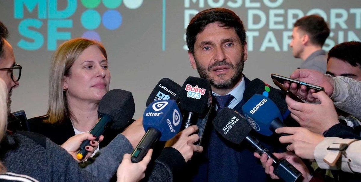 Eliminar déficits crónicos es importante, pero si es con deuda en aumento por dólares que salen masivamente por importación barata, se está reemplazando gasto social por gasto financiero, vía pago de intereses, y el déficit volverá. La "fiesta” de la city financiera porteña