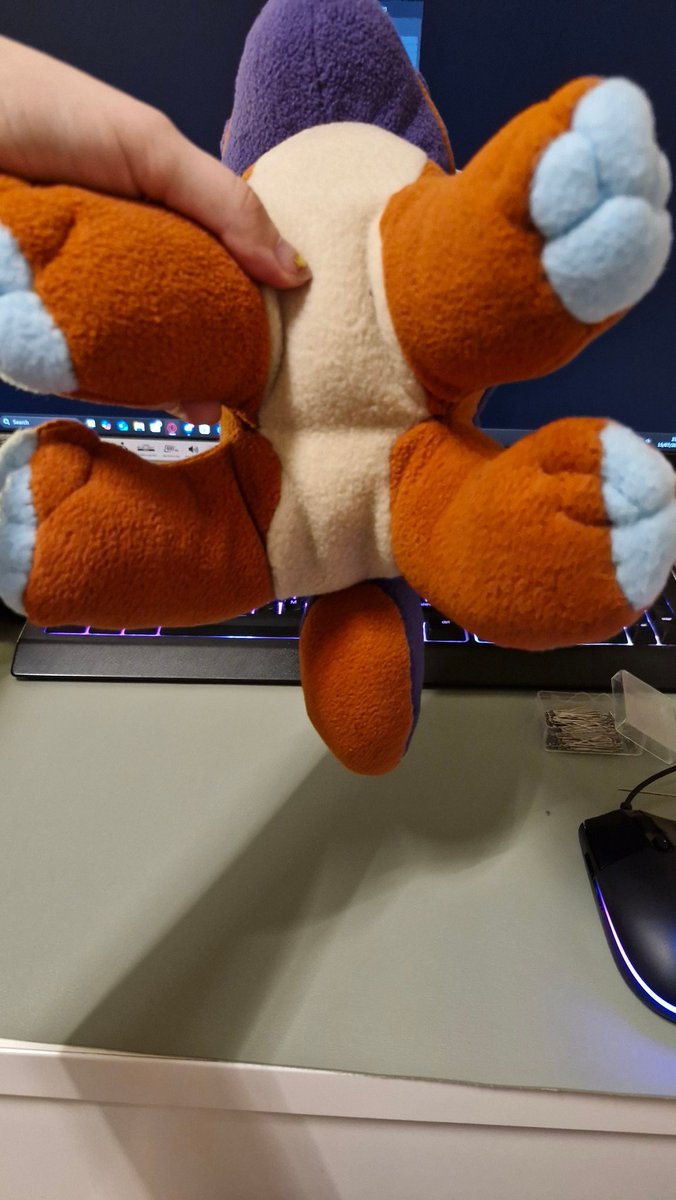 I can finally share this now!!! i made a plushie for <a href="/Puddinpop341/">Giz🔞☢️</a> for his visit 👉👈💕 im slowly learning to work with sewing patterns and edit them for fursona patterns so I'm hoping to finally make some more someday 🐾