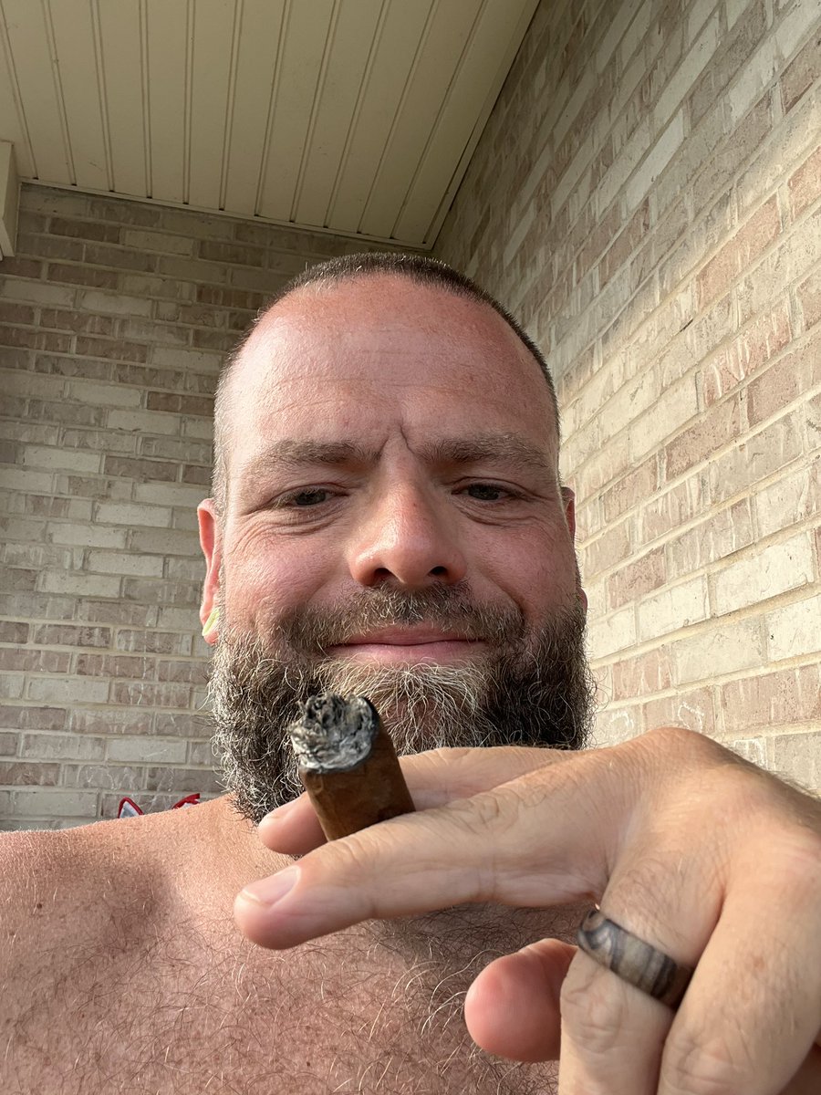 Trying out <a href="/LaAuroraCigars/">La Aurora</a> Family Creed Fuerte Sol today.  It was included in my cigar of the month club last month.  Earthy and peppery and a great draw but didn’t have that “thing” that would put it in my top picks.  Rated it a 7.3 which is still solid though!  #BLLuxuries