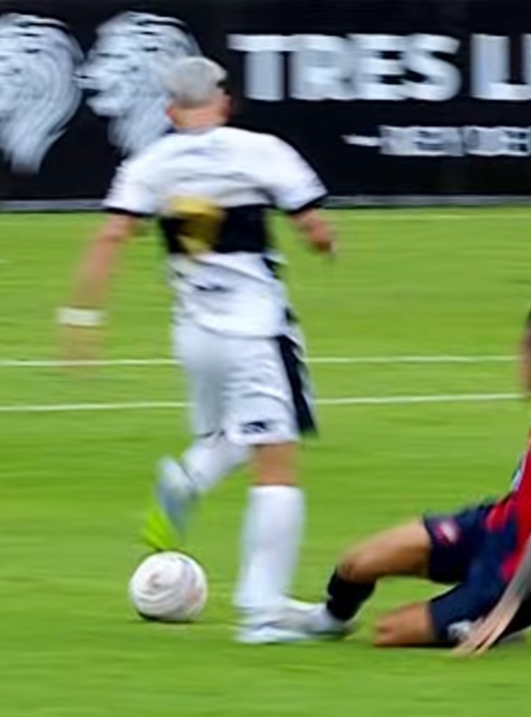 Nunca el jugador de cerro quiso jugar la pelota, fue directo al tobillo para cortar una jugada prometedora de gol, llamó el VAR para revisión? Nunca, con esto se demuestra la mediocridad del arbitraje paraguayo <a href="/APFOficial/">APF</a> <a href="/elClubOlimpia/">Club Olimpia</a>